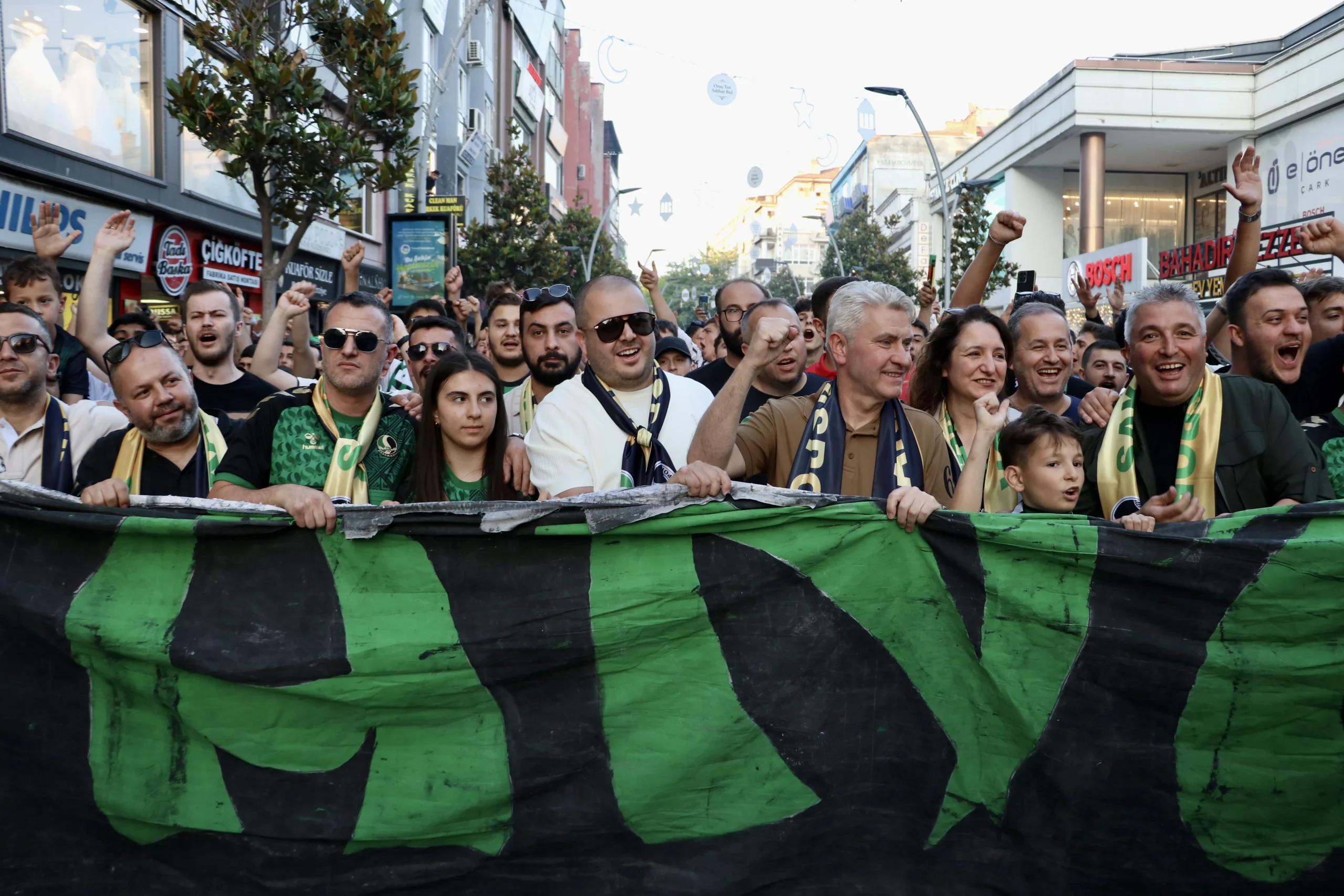  Sakaryaspor’un 60. yılı, taraftarların yoğun katılımıyla coşkulu bir yürüyüş