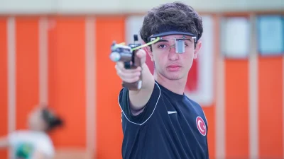  Genç yaşta büyük başarılar elde eden milli atıcı Ömer