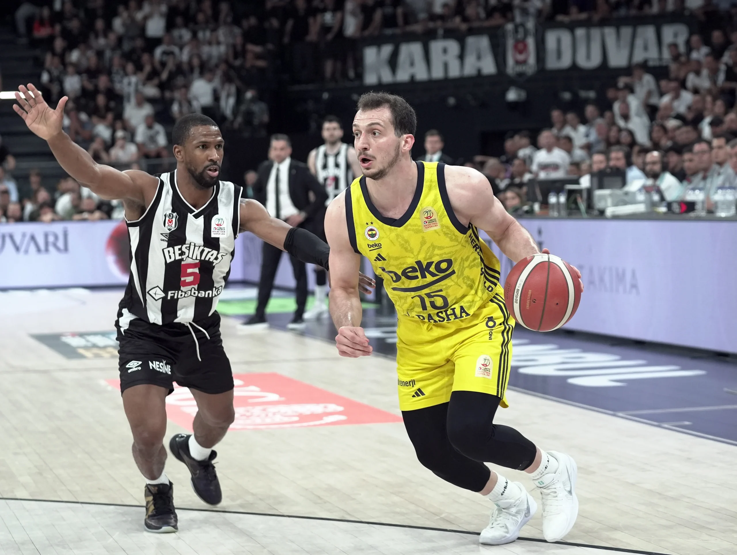  Beşiktaş Fibabanka, play-off final serisinin üçüncü maçında Fenerbahçe Beko'yu