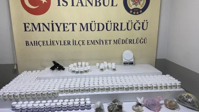  Bahçelievler’de uyuşturucu ve silah operasyonu düzenleyen polis ekipleri, yabancı