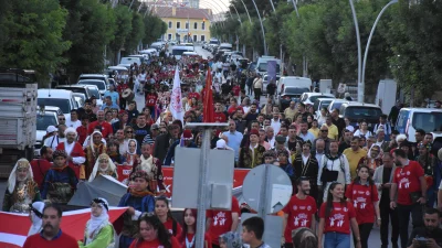  Karaman'da Halk Oyunları Yıldızlar Türkiye Şampiyonası kapsamında kortej yürüyüşü