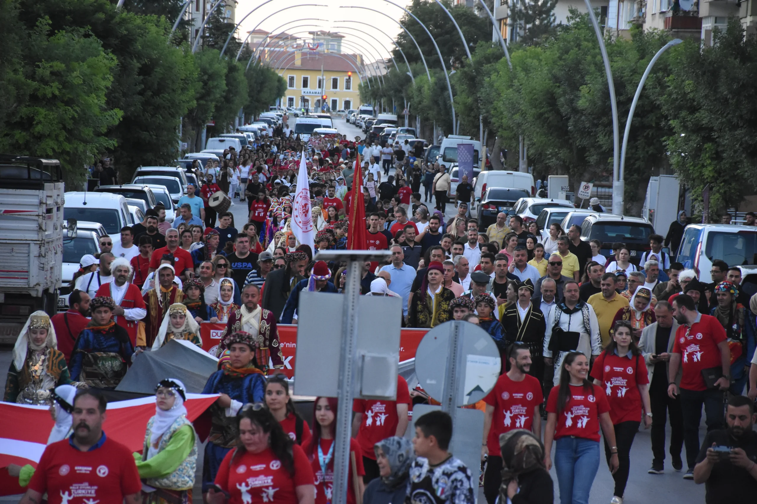  Karaman'da Halk Oyunları Yıldızlar Türkiye Şampiyonası kapsamında kortej yürüyüşü