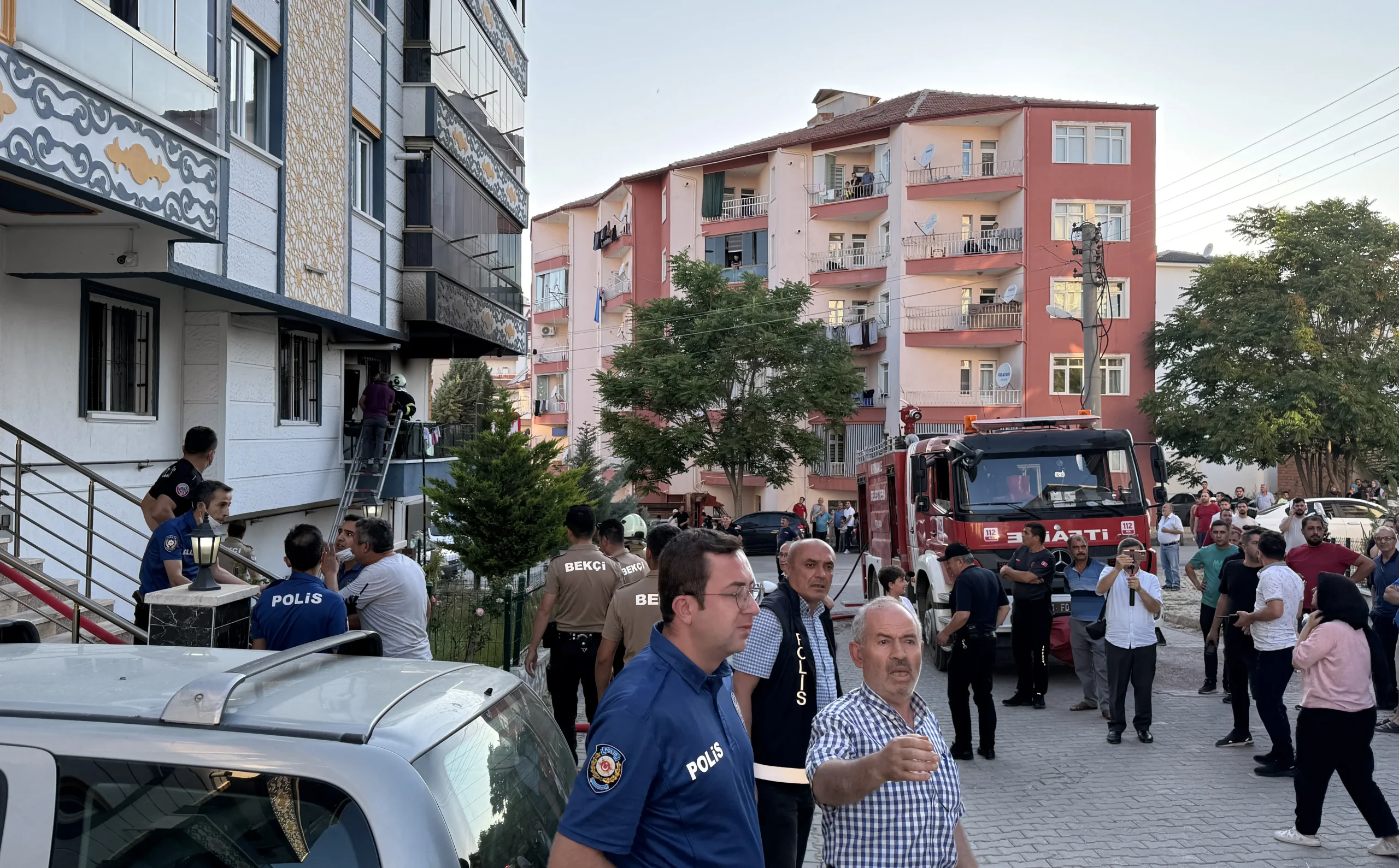  Kırıkkale’de bir apartman dairesinde çıkan yangında yoğun duman nedeniyle