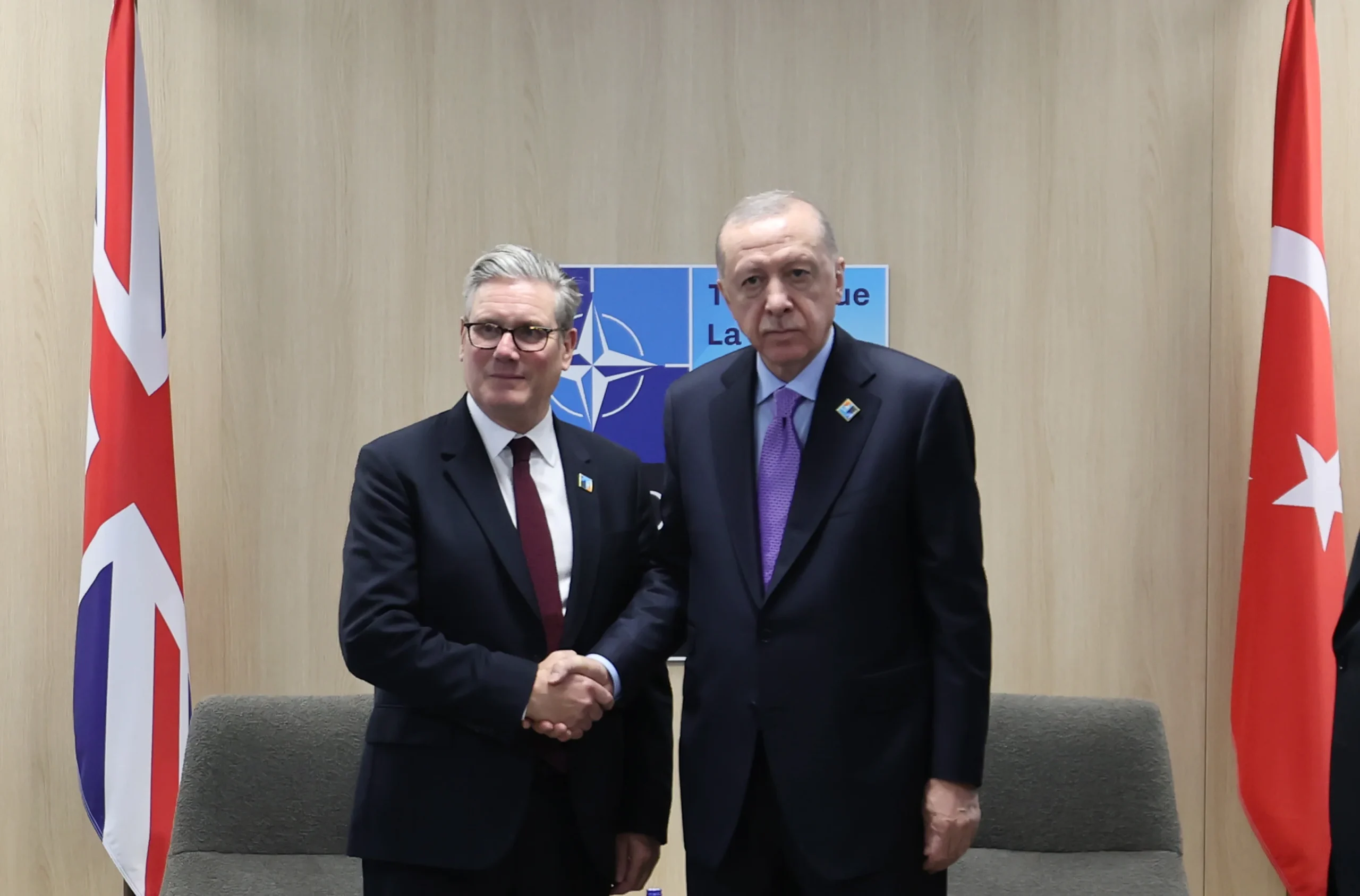  Erdoğan, NATO Zirvesi için bulunduğu Lahey’de İngiltere Başbakanı Starmer