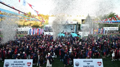  Sağlık Bilimleri Üniversitesi Gülhane Külliyesi'nde binlerce öğrenci mezuniyet heyecanı