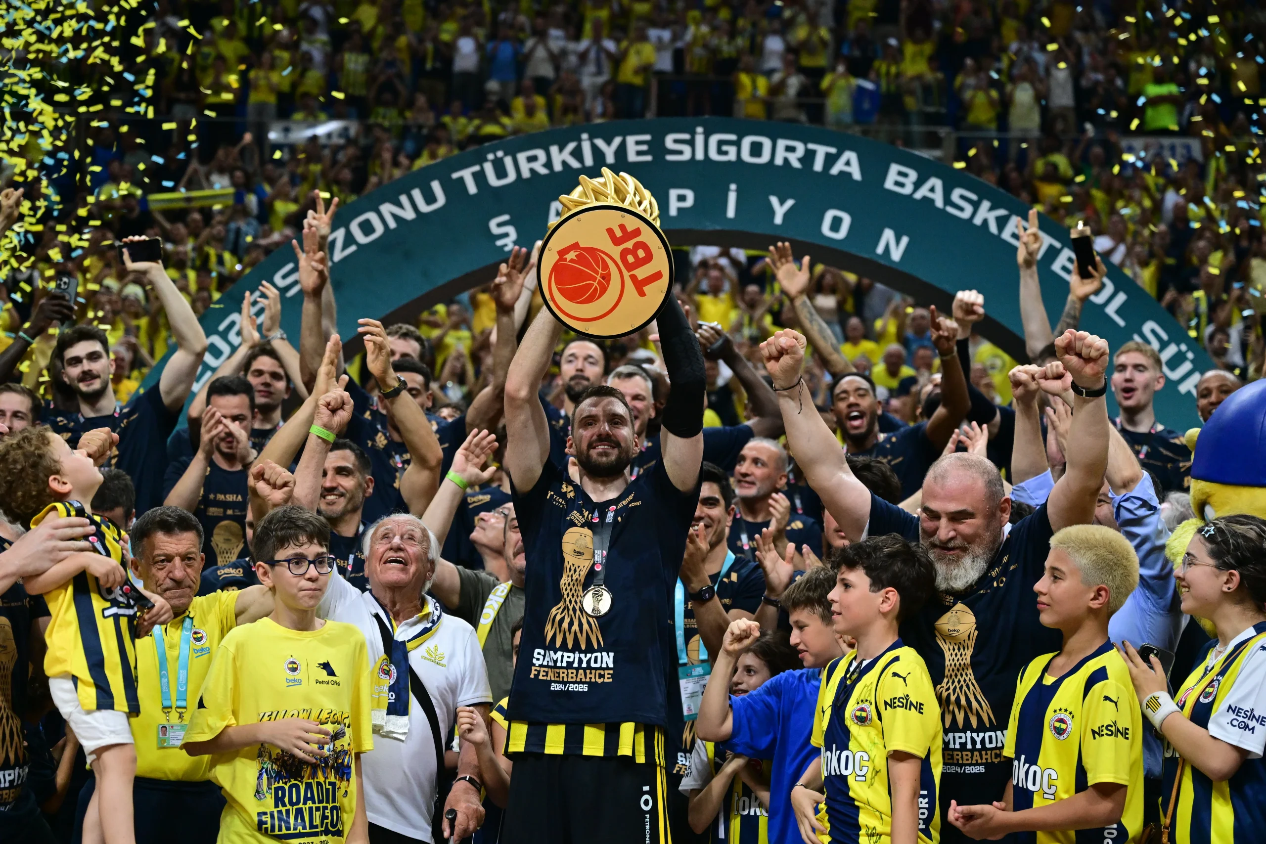  Basketbol Süper Ligi şampiyonu Fenerbahçe Beko, kupasını büyük coşkuyla