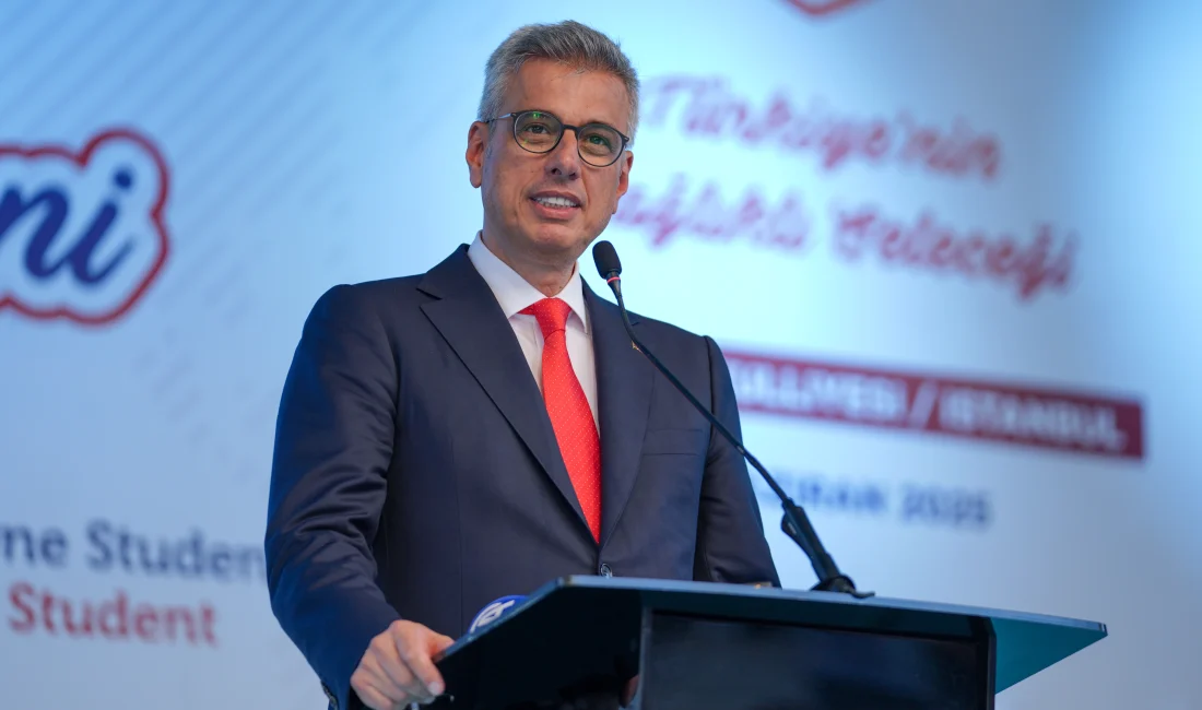  Sağlık Bakanı Memişoğlu, SBÜ mezuniyet töreninde genç sağlıkçılara mesleklerini