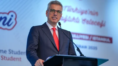  Sağlık Bakanı Memişoğlu, SBÜ mezuniyet töreninde genç sağlıkçılara mesleklerini