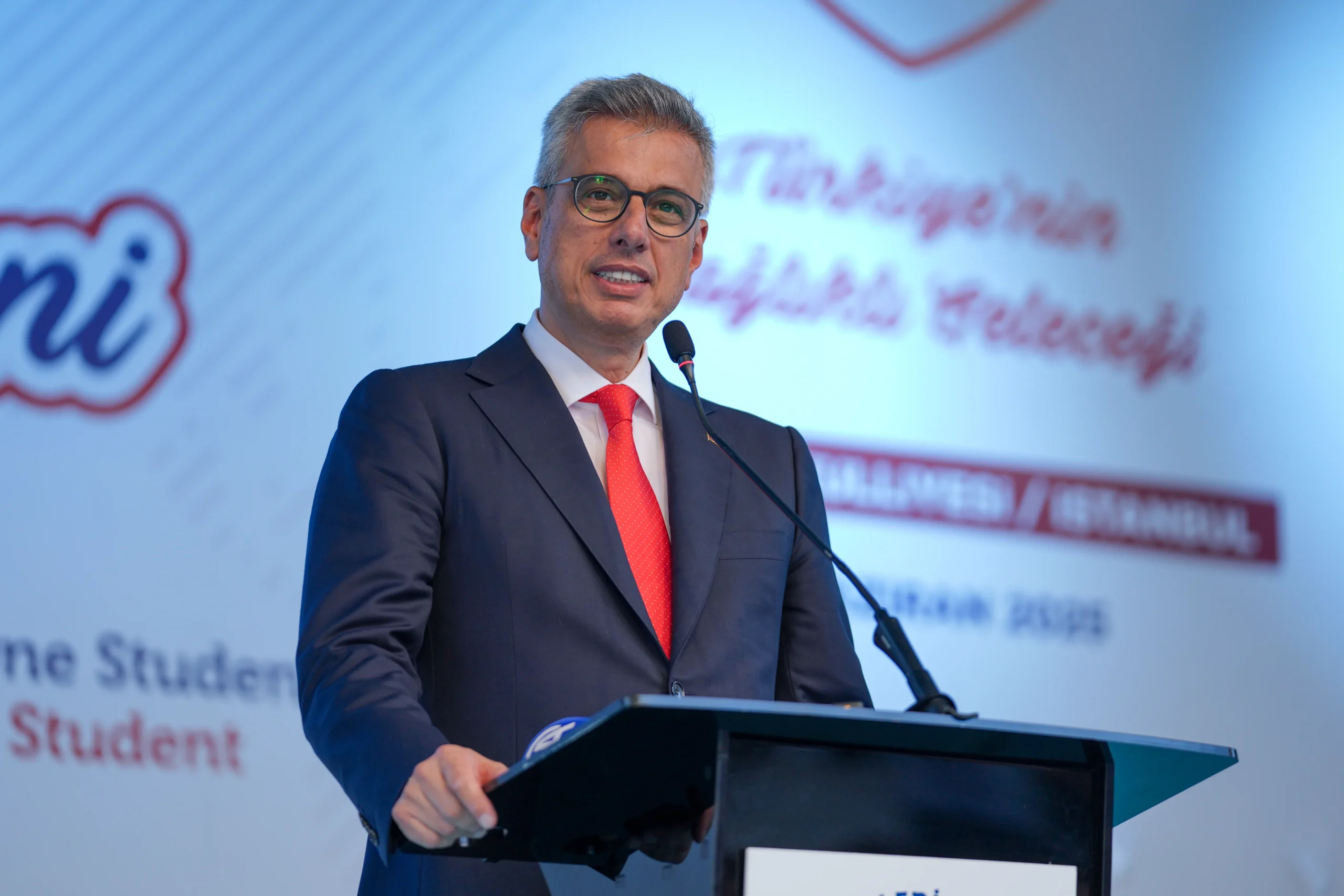  Sağlık Bakanı Memişoğlu, SBÜ mezuniyet töreninde genç sağlıkçılara mesleklerini