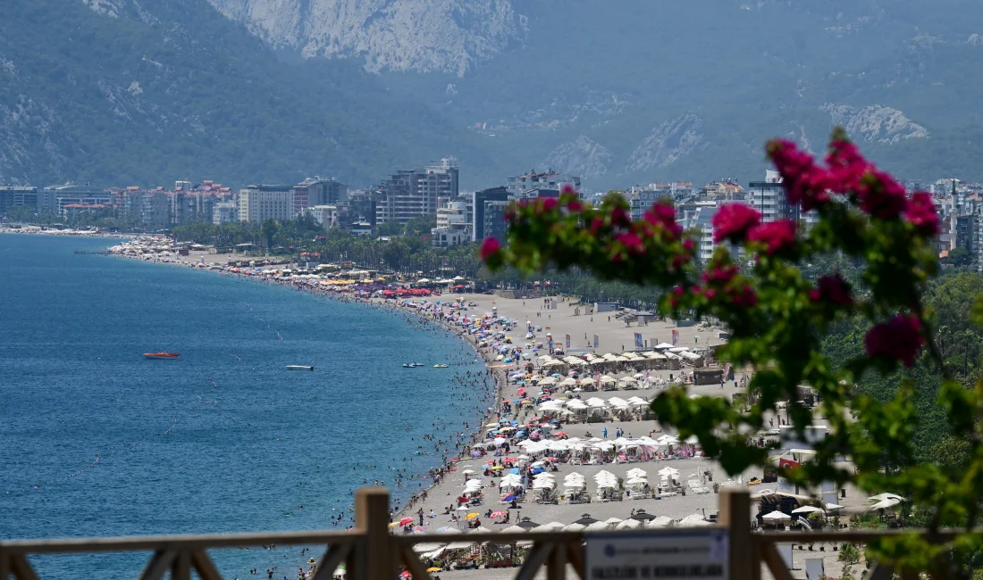 Antalya’da Nem ve Sıcaklık Bunaltınca Sahiller Doldu Antalya’da yüksek sıcaklık ve nem, kent sakinleri ile turistleri