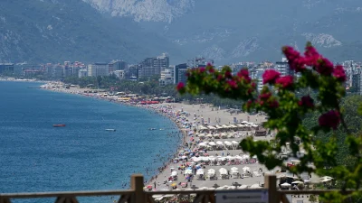  Antalya’da yüksek sıcaklık ve nem, kent sakinleri ile turistleri