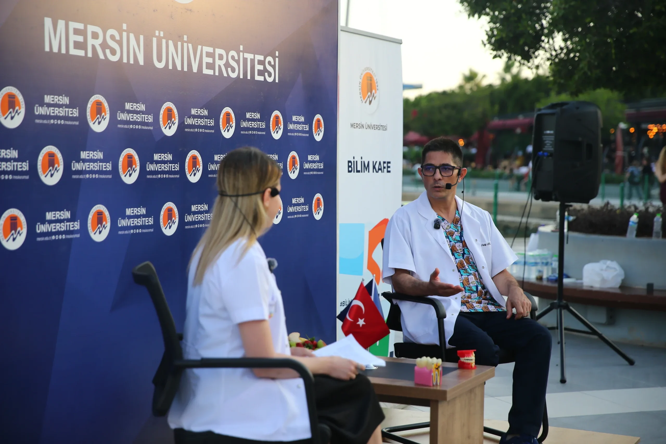  Mersin Üniversitesi'nin ev sahipliğinde düzenlenen “Bilim Kafe” etkinliğinde, ağız