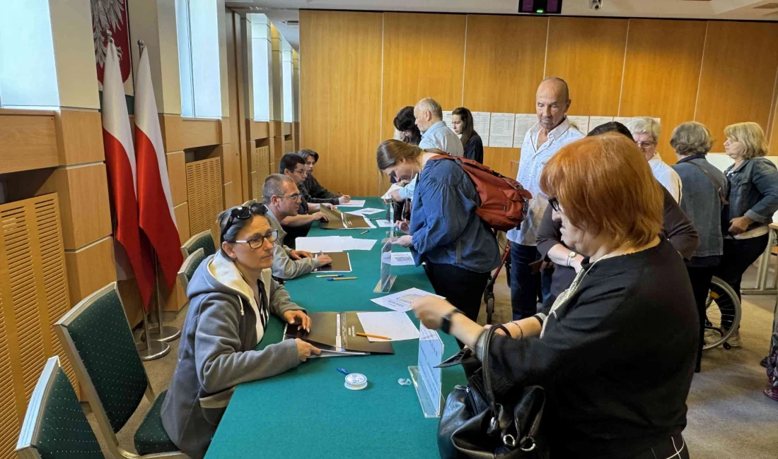 Polonya’da Cumhurbaşkanlığı Seçiminin İkinci Turu İçin Sandıklar Açıldı Polonya’da yaklaşık 29 milyon seçmen, yeni cumhurbaşkanını belirlemek için ikinci