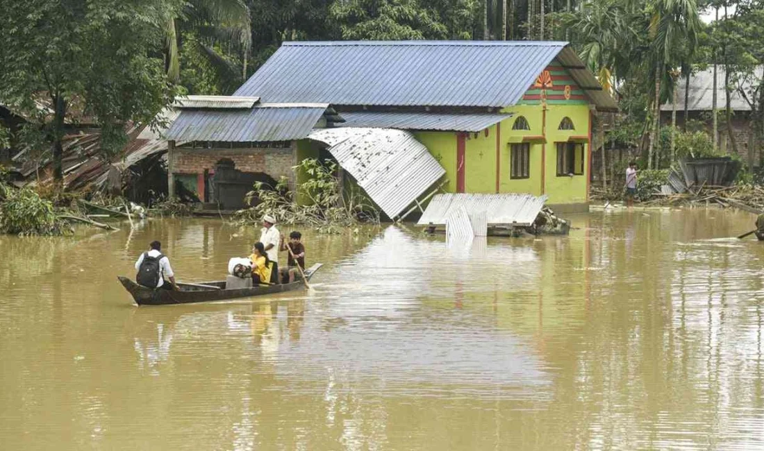 Hindistan'ın kuzeydoğusunda şiddetli muson yağmurları can aldı; son 48 saatte