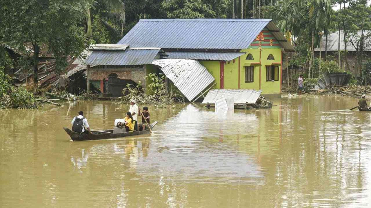 Hindistan'ın kuzeydoğusunda şiddetli muson yağmurları can aldı; son 48 saatte