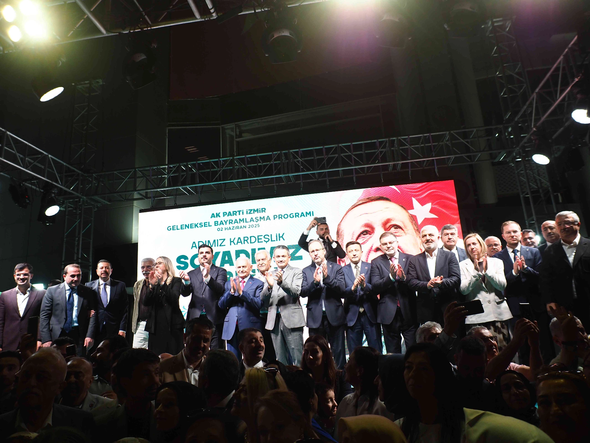 AK Parti Genel Sekreteri Eyyüp Kadir İnan, İzmir’de yaşanan çöp