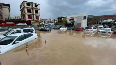 Trabzon’da aniden bastıran sağanak yağış cadde ve sokaklarda su baskınlarına