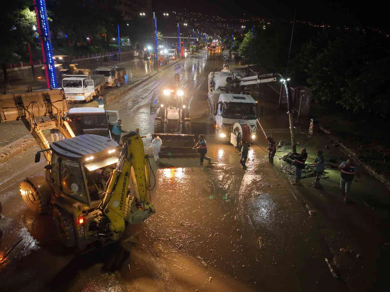 Trabzon’da yaşanan sel sonrası Beşirli ve Moloz mevkilerinde Büyükşehir Belediyesi