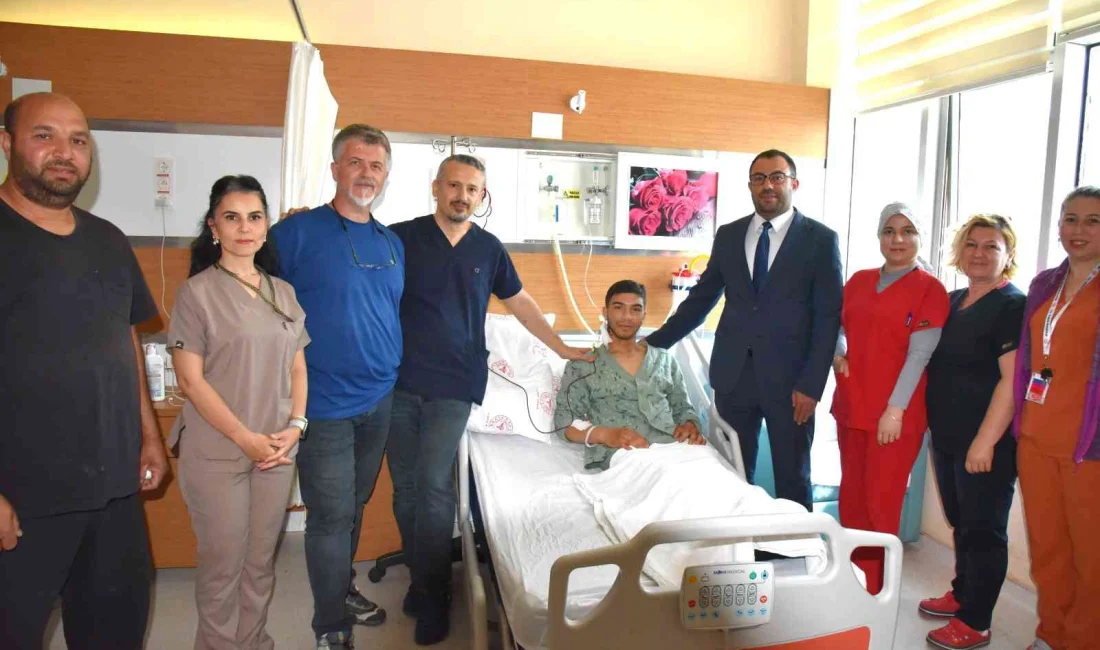 Çanakkale’de Kalbindeki 4 cm’lik Delik Ameliyatla Kapatılan 15 Yaşındaki Hasta Taburcu Edildi Çanakkale'de kalbinde doğuştan delik bulunan 15 yaşındaki çocuk, göğüs kemiği