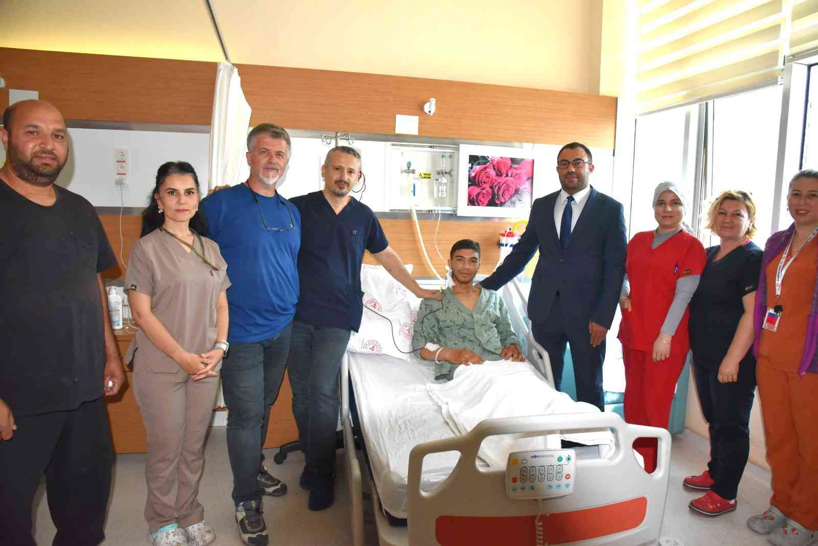 Çanakkale'de kalbinde doğuştan delik bulunan 15 yaşındaki çocuk, göğüs kemiği