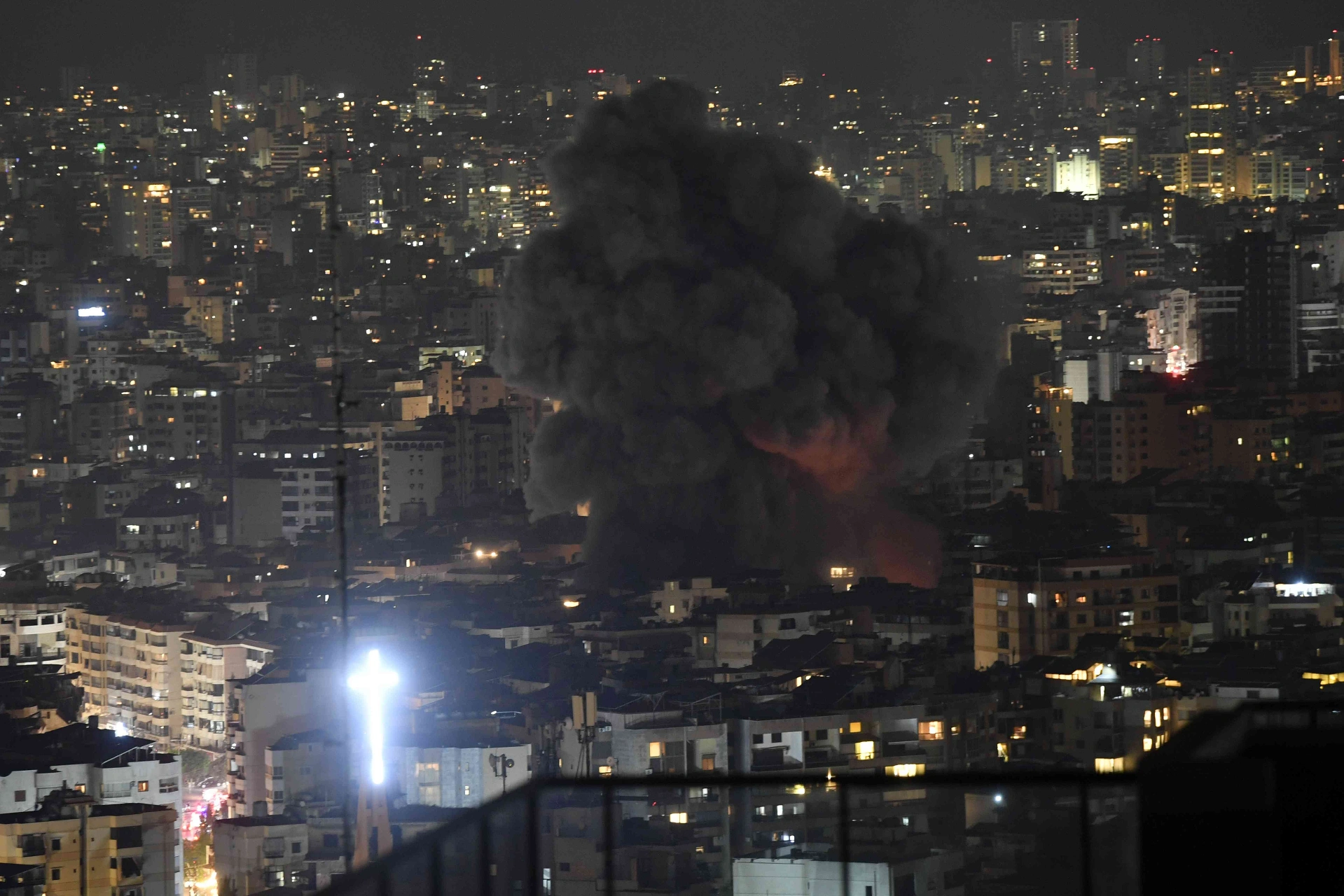 İsrail, Lübnan’ın başkenti Beyrut’un güneyindeki Dahiye semtine yönelik yoğun hava