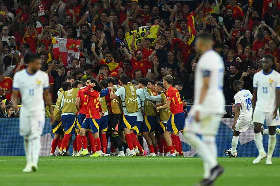 UEFA Uluslar Ligi yarı finalinde Fransa’yı 5-4 yenen İspanya, finalde