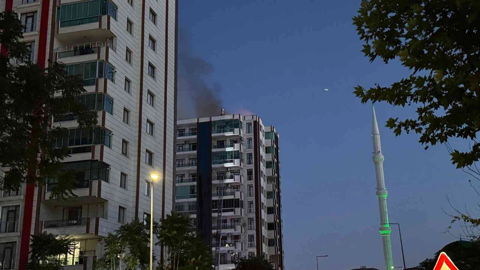 Diyarbakır’da yüksek katlı bir apartmanda çıkan yangında 2’si çocuk 3