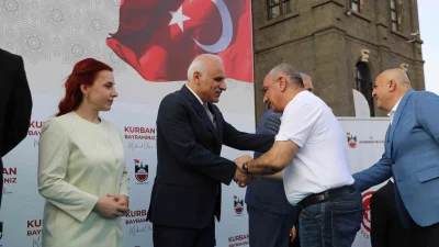 Diyarbakır'da düzenlenen bayramlaşma programı, 4 kişinin hayatını kaybettiği yangının gölgesinde