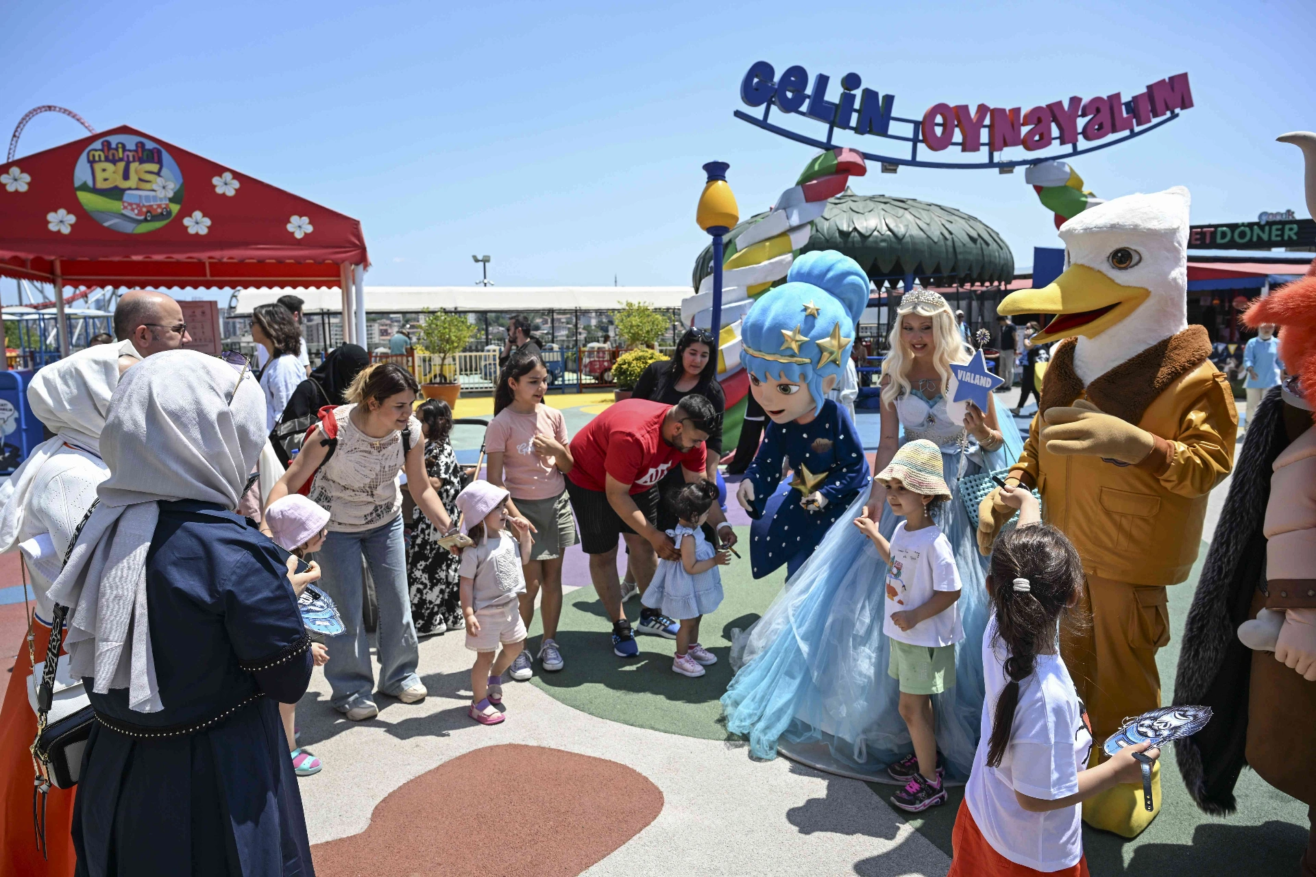 Bayramın ikinci gününde İstanbul’daki eğlence parkları, çocuklarıyla eğlenmek isteyen ailelerin