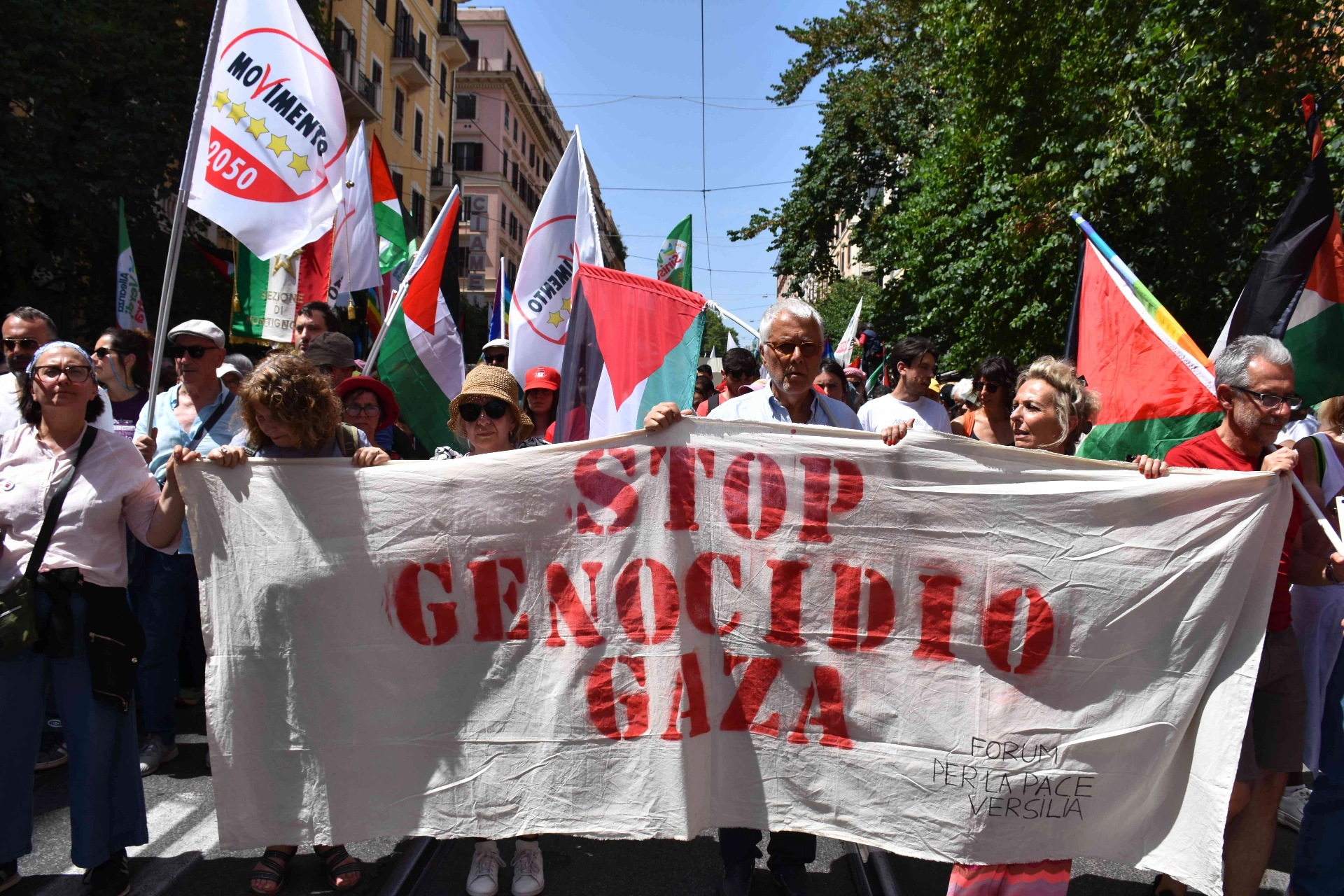 İtalya’da muhalefet partileri, “Gazze’de katliamı durdurun” çağrısıyla Roma sokaklarında binlerce