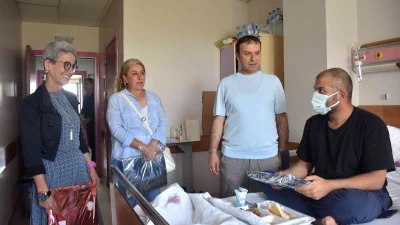 Kurban Bayramı’nda Van’da tedavi gören hastalar, gönüllüler tarafından ziyaret edilerek