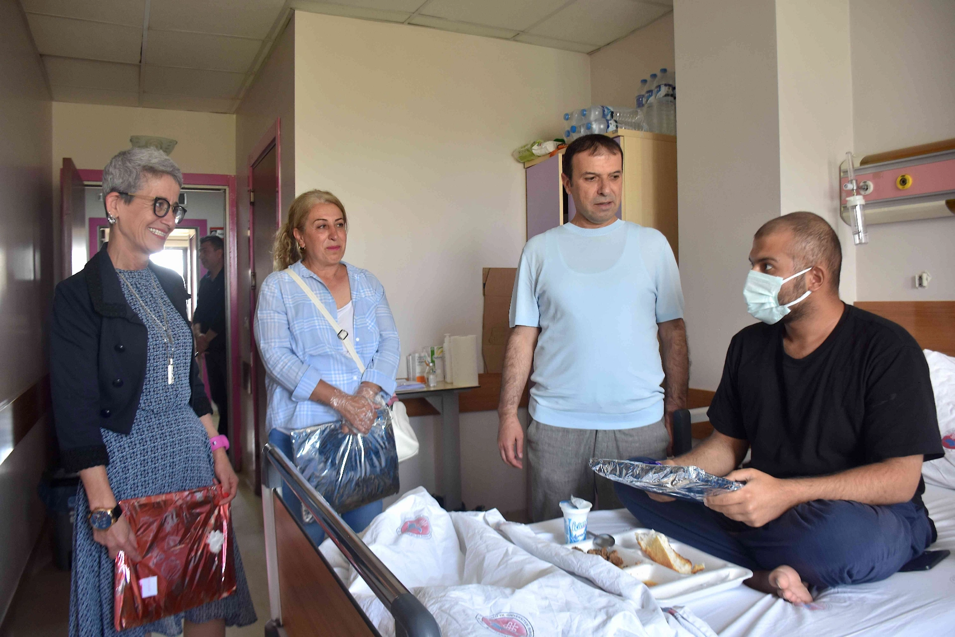 Kurban Bayramı’nda Van’da tedavi gören hastalar, gönüllüler tarafından ziyaret edilerek