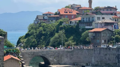Bartın’ın Amasra ilçesi, Kurban Bayramı’nda günübirlik ziyaretçilerle birlikte nüfusunun yaklaşık