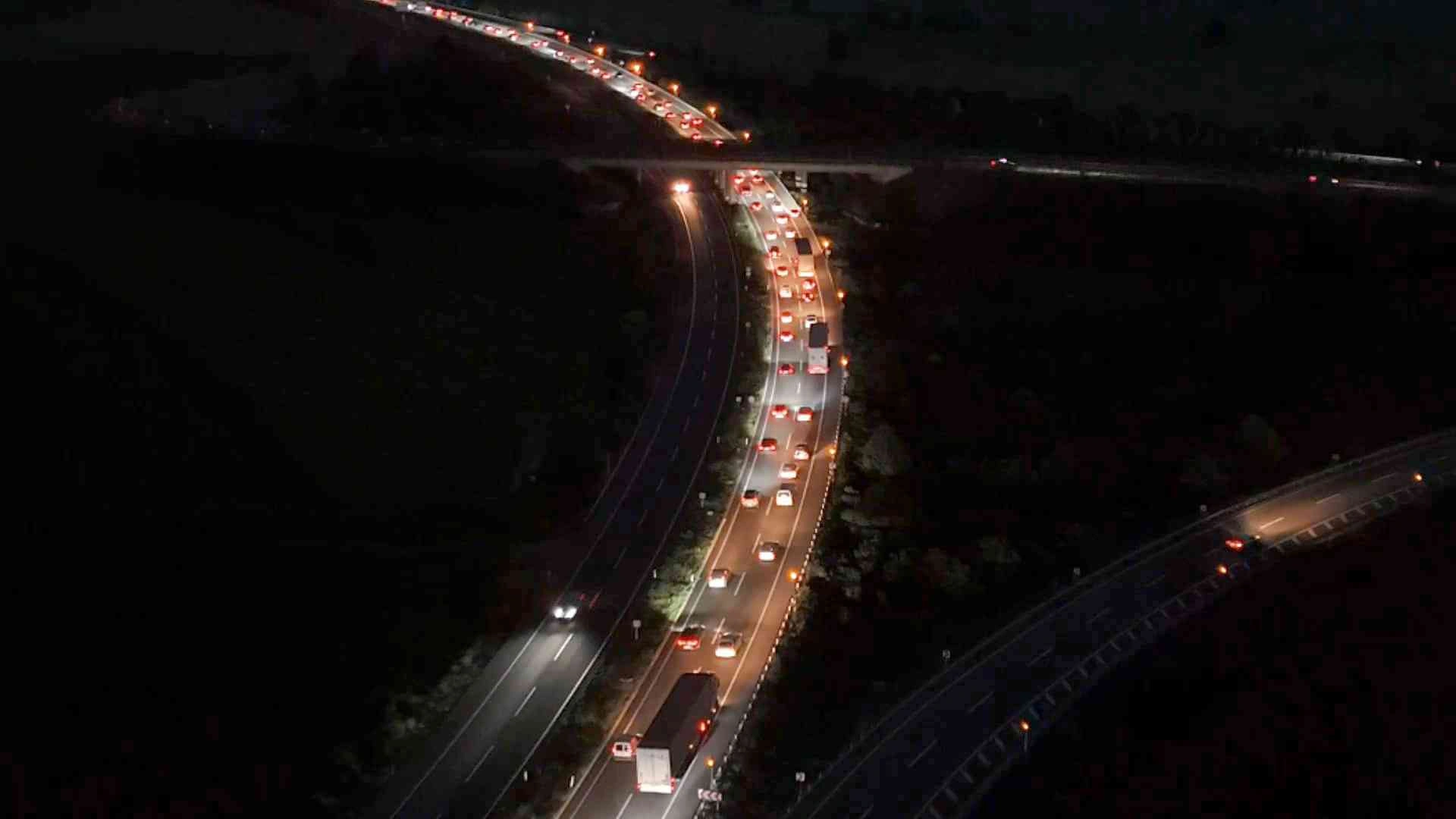 Bayram tatilinden dönen sürücüler otoyol ve kara yollarında yoğunluk oluşturdu.