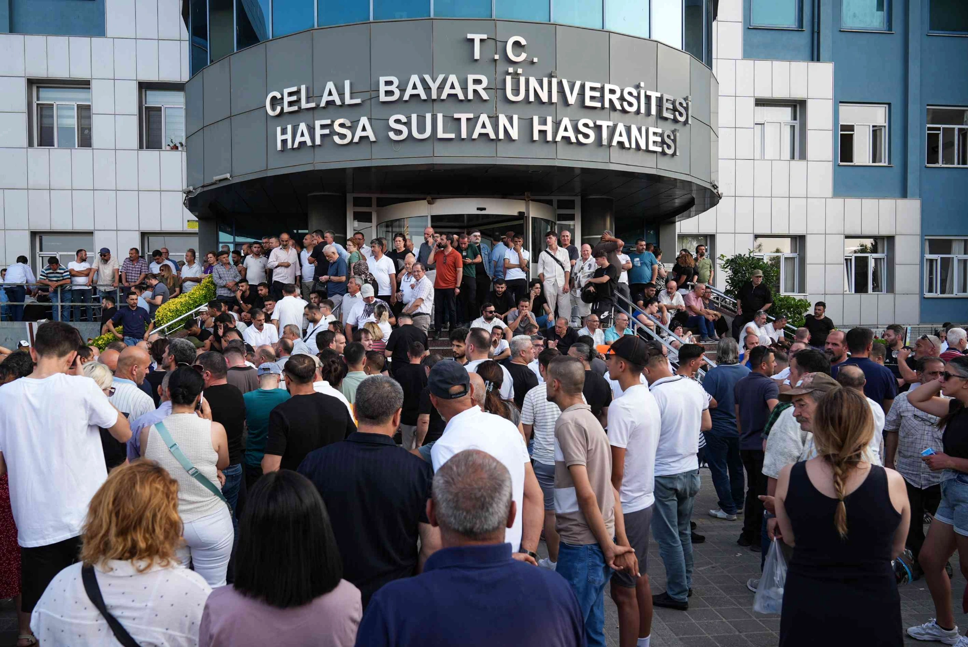 Manisa Büyükşehir Belediye Başkanı Ferdi Zeyrek, geçirdiği kardiyak arrest sonucu