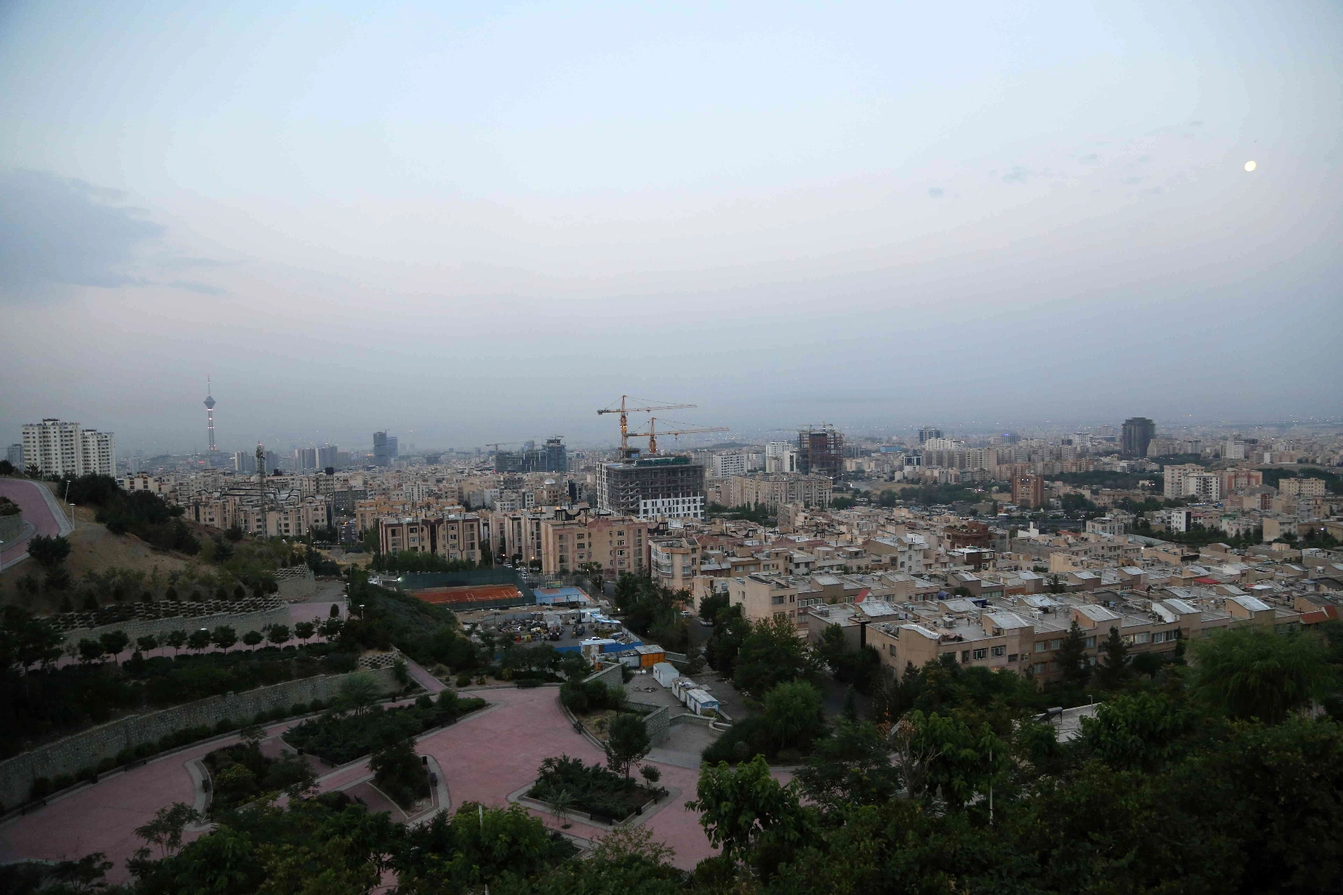 İsrail’in Tahran’a yönelik saldırılarında sivil binalar hedef alındı. İran devlet