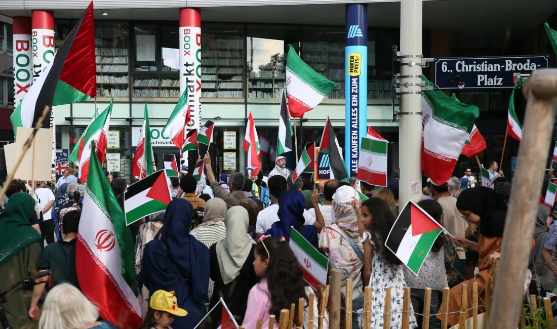 Viyana’da İsrail Protestosu: Filistin ve İran İçin Adalet Çağrısı Avusturya’nın başkenti Viyana’da toplanan göstericiler, İsrail’in Filistin ve İran’a