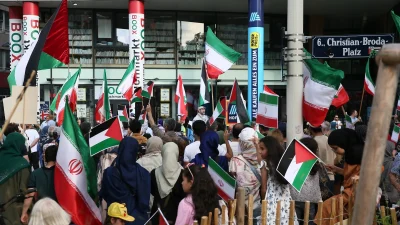  Avusturya’nın başkenti Viyana’da toplanan göstericiler, İsrail’in Filistin ve İran’a