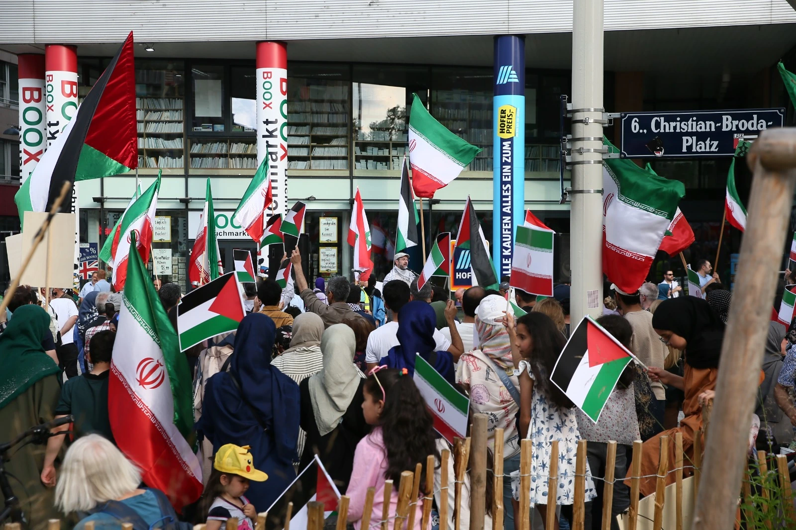  Avusturya’nın başkenti Viyana’da toplanan göstericiler, İsrail’in Filistin ve İran’a