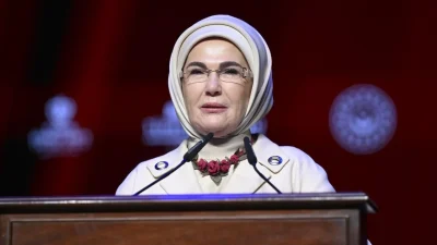  Emine Erdoğan, eğitim yılını tamamlayan öğrencilere başarı dileklerini ileterek