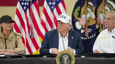 Donald Trump, Texas'taki sel felaketi sonrası bölgeye giderek afetzedelerle görüştü,