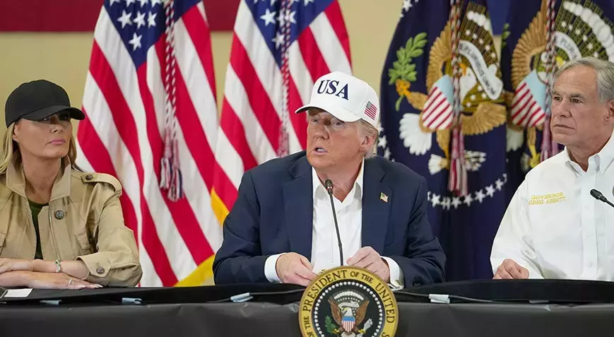 Donald Trump, Texas'taki sel felaketi sonrası bölgeye giderek afetzedelerle görüştü,