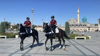 Konya'da göreve başlayan atlı polisler, cadde ve meydanlarda devriye gezerek