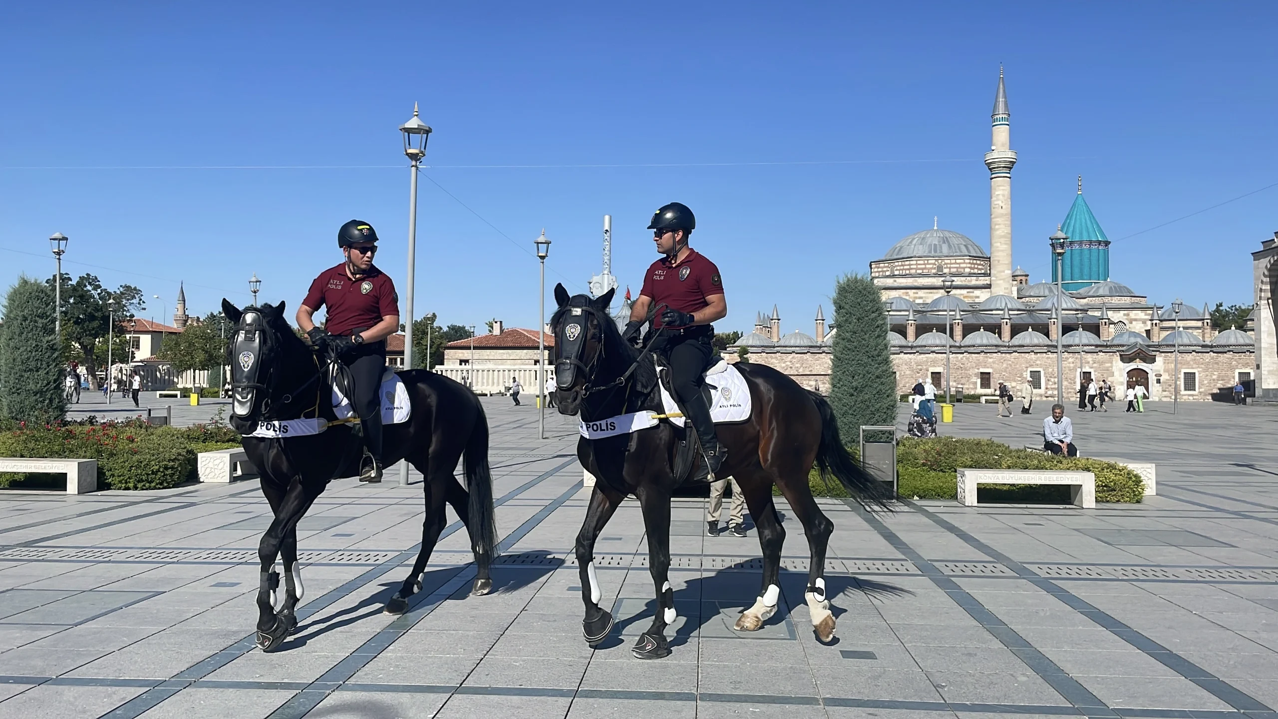 Konya'da göreve başlayan atlı polisler, cadde ve meydanlarda devriye gezerek