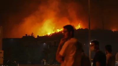  Menderes ve Seferihisar’da dün başlayan orman yangınlarına sabah saatlerinden