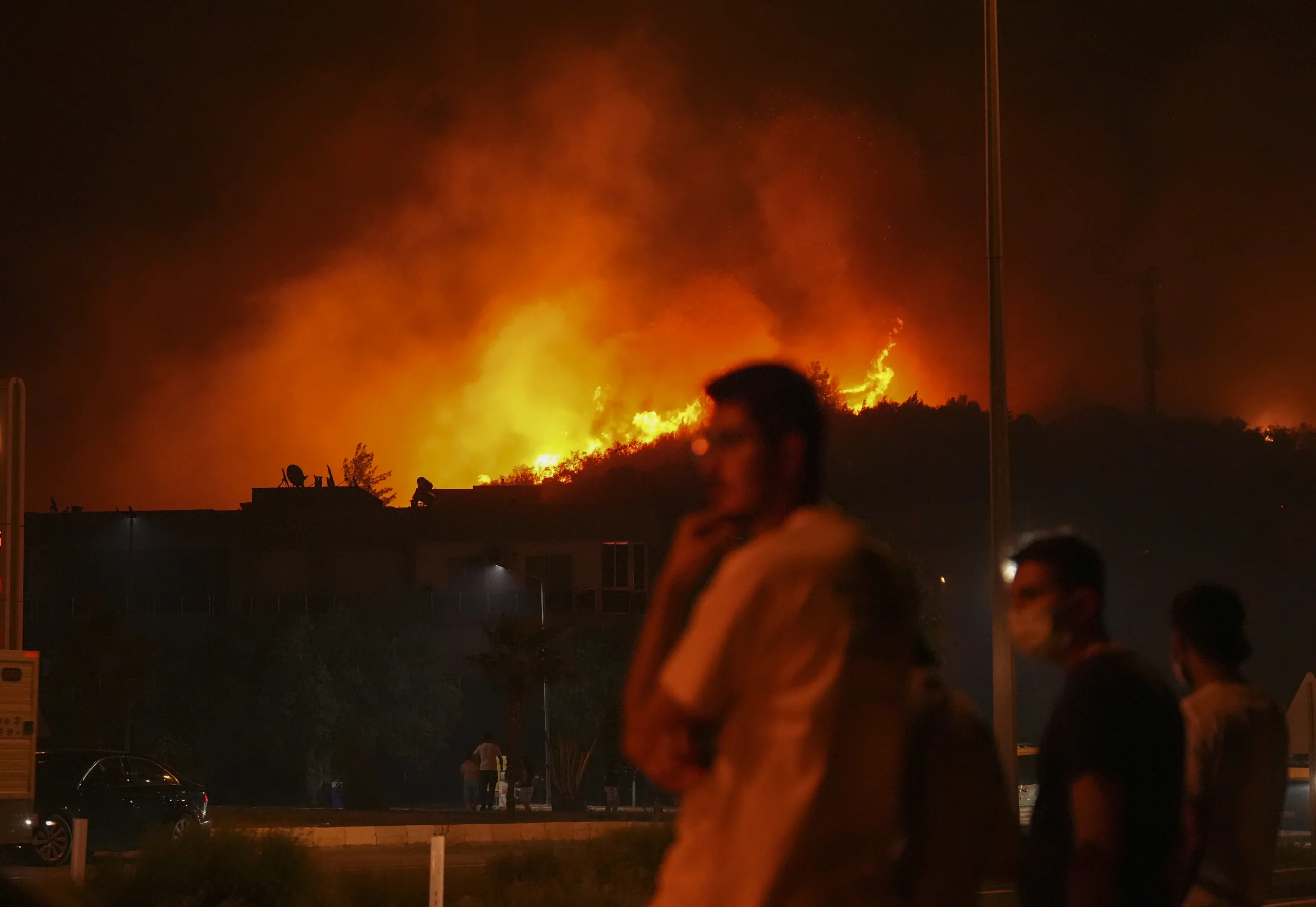  Menderes ve Seferihisar’da dün başlayan orman yangınlarına sabah saatlerinden