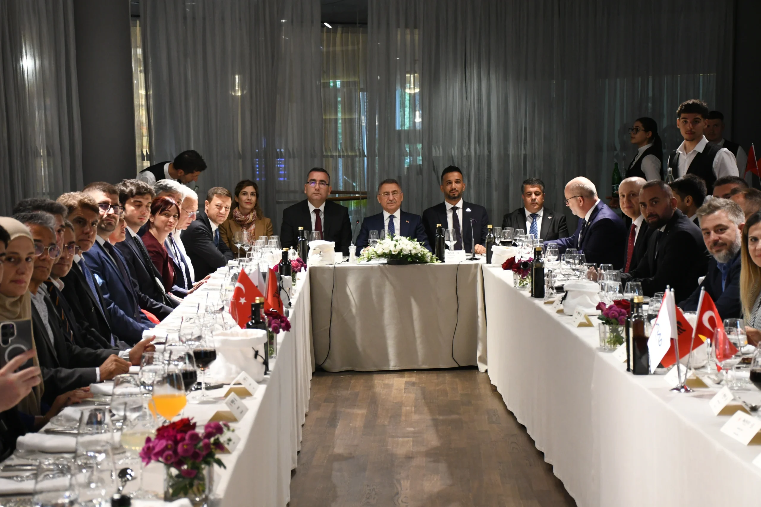  Fuat Oktay, Tiran’daki temasları kapsamında Türk iş dünyası temsilcileriyle