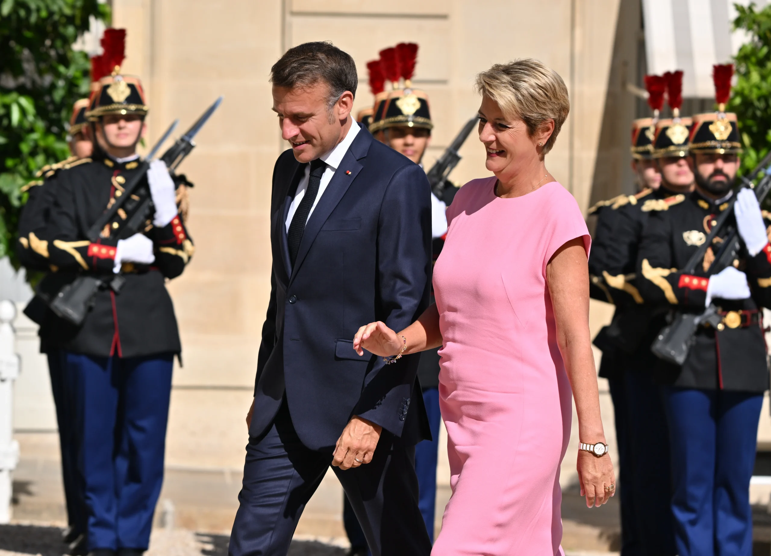 Fransa Cumhurbaşkanı Macron ile İsviçre Konfederasyonu Başkanı Keller-Sutter, Paris’te yaptıkları