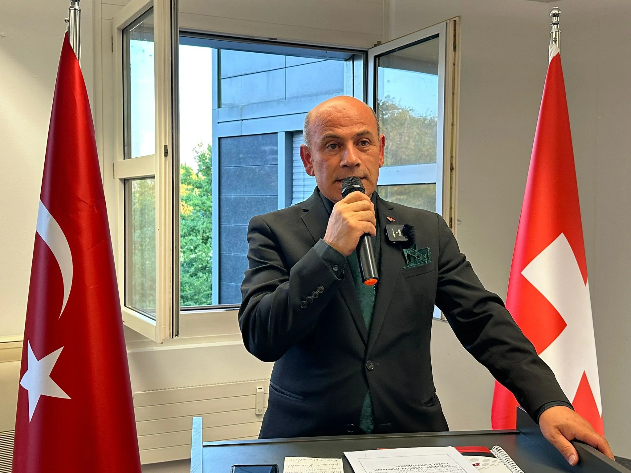  Zürih’te düzenlenen "Yas-ı Muharrem" programında farklı kesimlerden katılımcılar Kerbela'nın