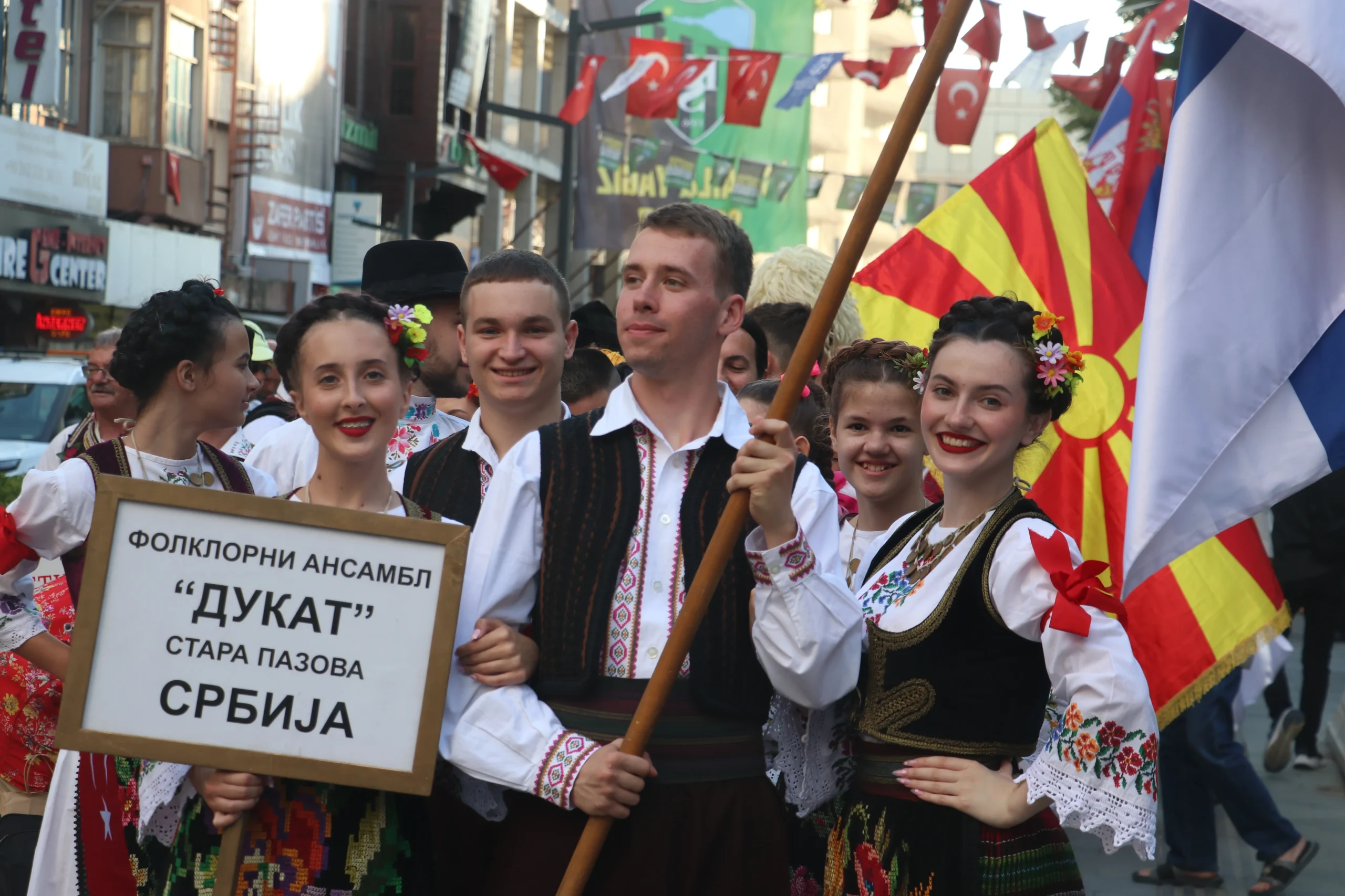  Kocaeli, Balkan ülkelerinden gelen dansçıların katılımıyla düzenlenen renkli halk